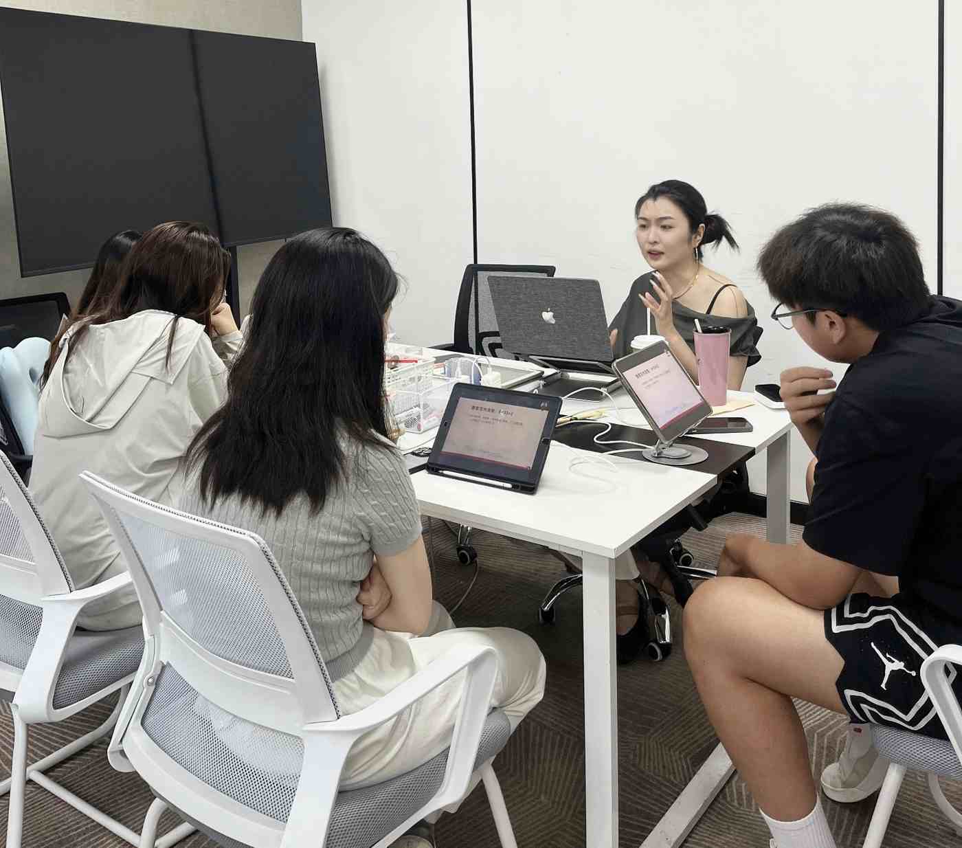 2-6 人精品小班 · 老师全程跟盯
