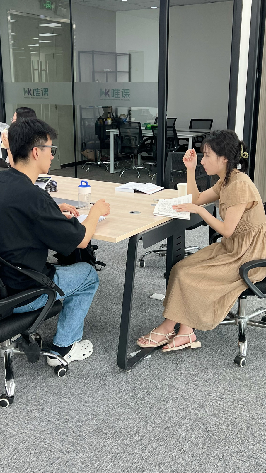 精品小班课堂，老师在白板前讲解
